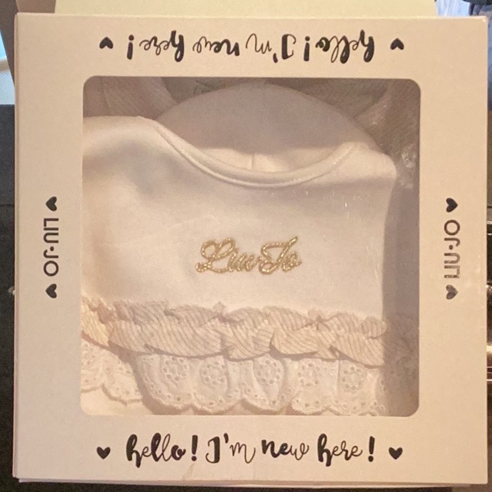 Liu Jo onesie with matching hat and bib set, NWT, Never worn! 1M White/Sand